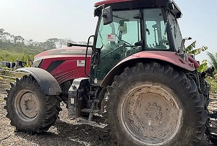 Tracteur à cabine Armatrac du parc LPE, vue de trois quarts