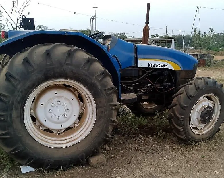 Tracteur New Holland du parc LPE, vue de côté, roues avant et arrière